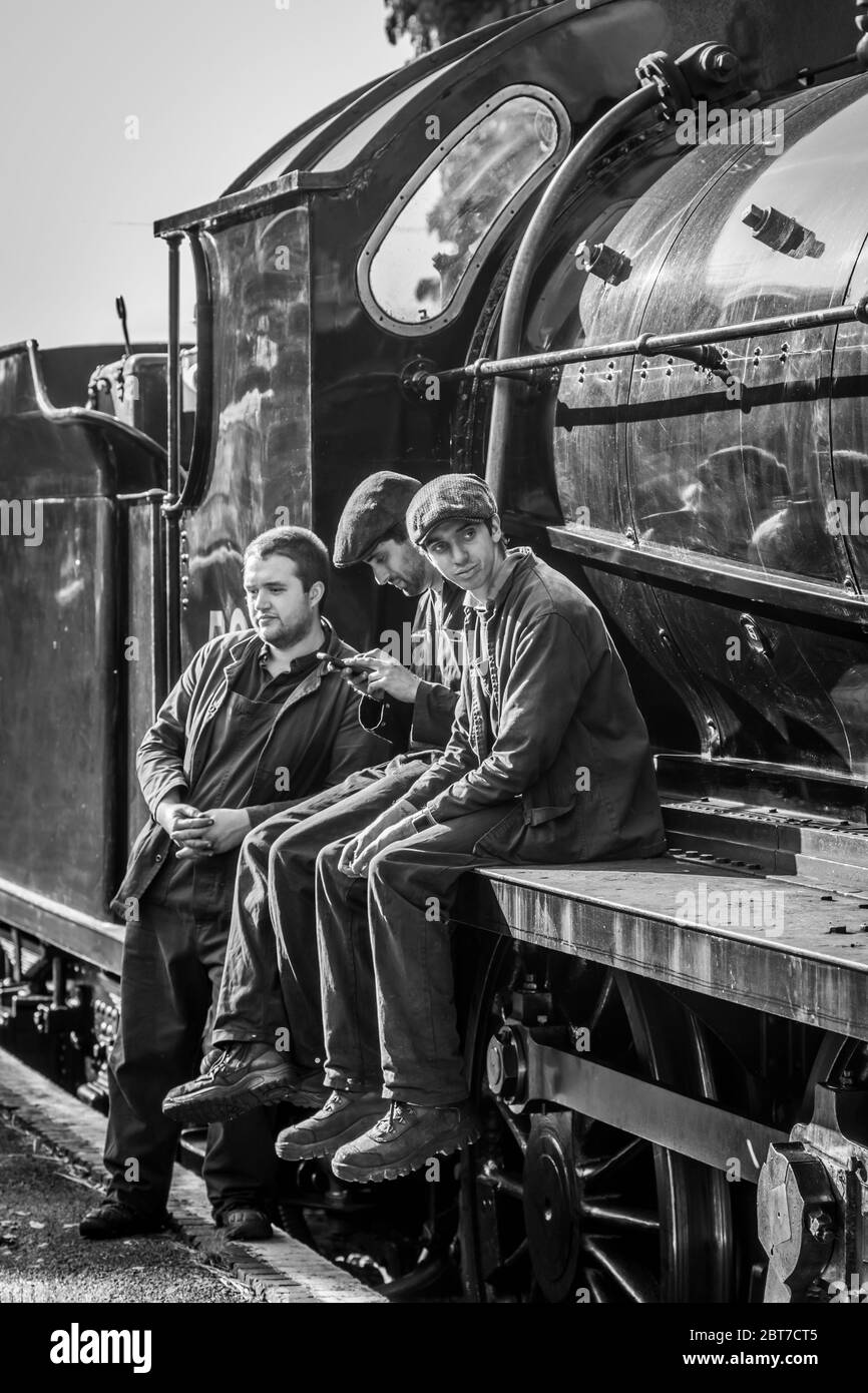 L'equipaggio di SR '15' 4-6-0 n° 506 attende a Medstead e alla stazione Four Marks sulla Mid-Hants Railway durante il loro gala a vapore autunnale Foto Stock