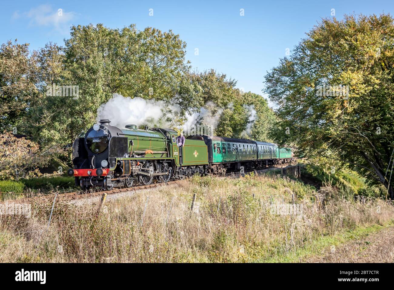 BR 'Schools' 4-4-0 No. 30925 'Cheltenham' si avvicina ad Alresford sulla Mid-Hants Railway durante il loro gala autunnale a vapore Foto Stock