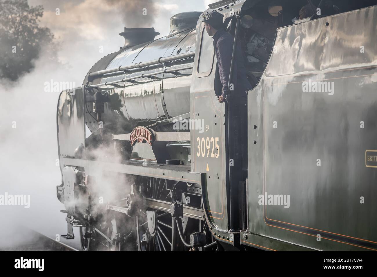 BR 'Schools' 4-4-0 No. 30925 'Cheltenham' attende a Medstead e alla stazione Four Marks sulla Mid-Hants Railway durante il loro gala autunnale a vapore Foto Stock