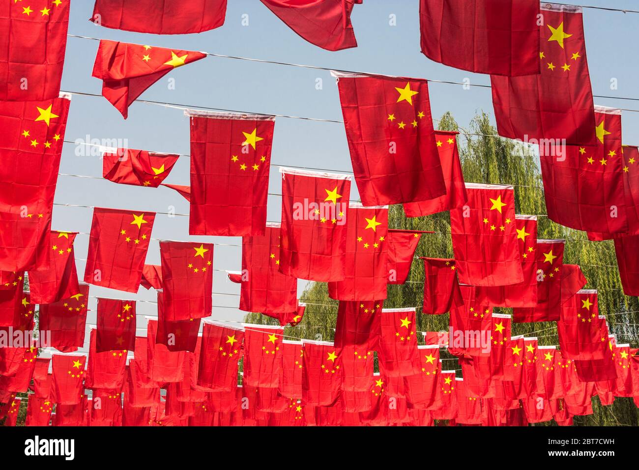 Bandiere della Repubblica popolare Cinese, appese in un parco durante la Giornata Nazionale a Pechino, Cina Foto Stock