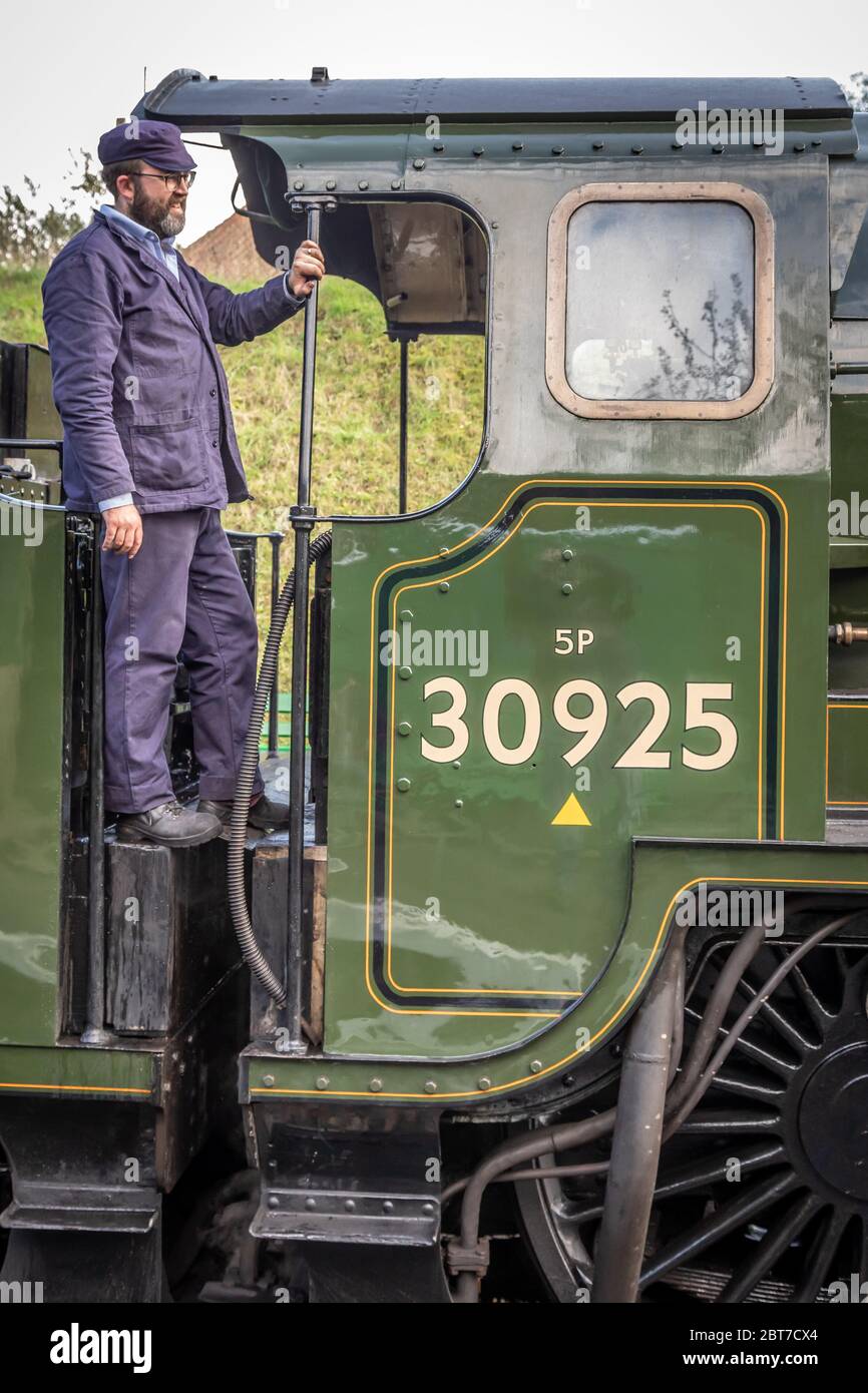 BR 'Schools' 4-4-0 No. 30925 'Cheltenham' attende a Medstead e alla stazione Four Marks sulla Mid-Hants Railway durante il loro gala autunnale a vapore Foto Stock