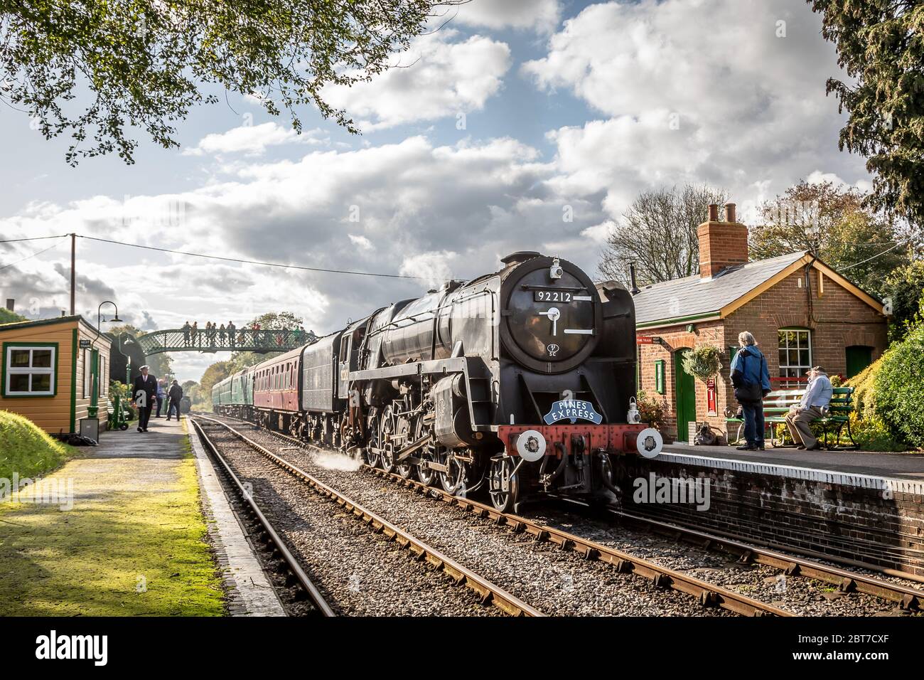 BR '9F' 2-10-0 No. 92212 arriva alla stazione di Medstead e Four Marks sulla Mid-Hants Railway durante il loro gala a vapore d'autunno Foto Stock