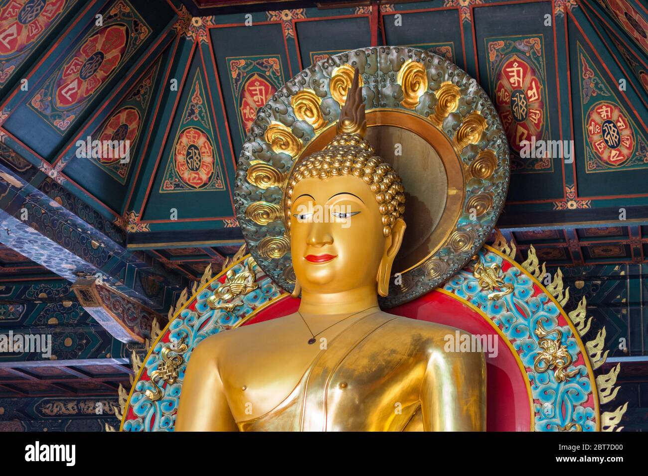 Pechino / Cina - 5 ottobre 2015: Statua del Buddha Sakyamuni nel tempio buddista di Lingguang (tempio della luce Divina) nel parco di Badachu, colline occidentali, BE Foto Stock