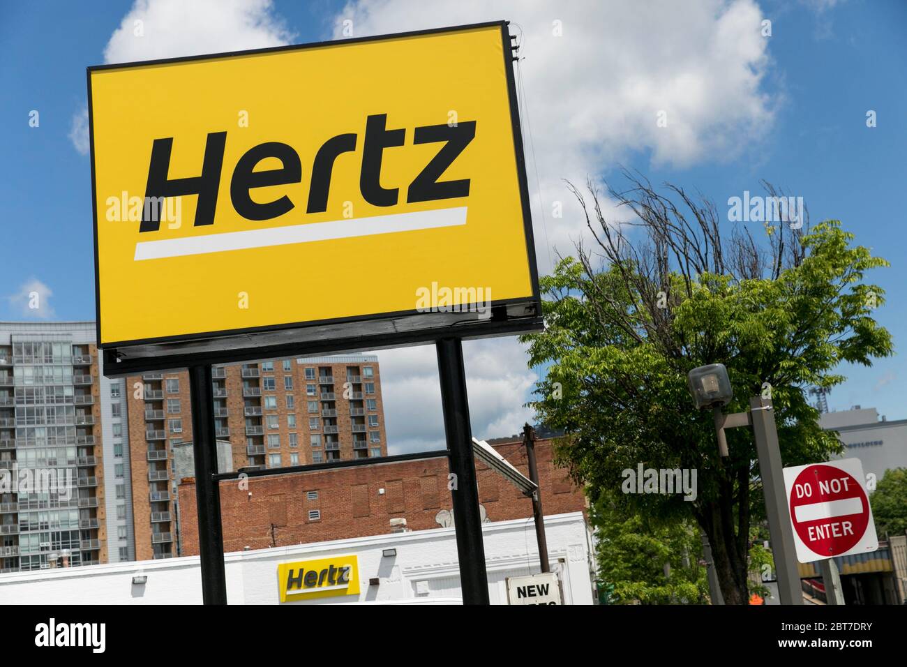 Un cartello con il logo all'esterno di una sede di noleggio auto Hertz a Silver Spring, Maryland, il 23 maggio 2020. Foto Stock