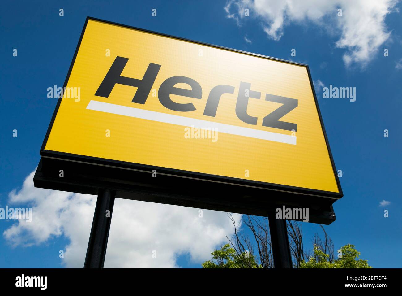 Un cartello con il logo all'esterno di una sede di noleggio auto Hertz a Silver Spring, Maryland, il 23 maggio 2020. Foto Stock