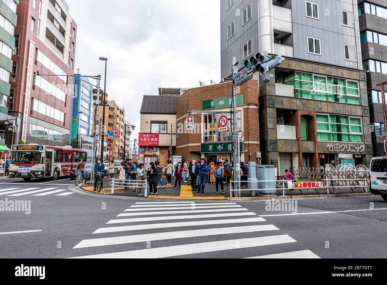 Tokyo, Giappone - 1 aprile 2019: Via Shinjuku marciapiede con persone in serata in attesa in coda per bolla tapioca boba tè a Kitashinjuku risiedere Foto Stock