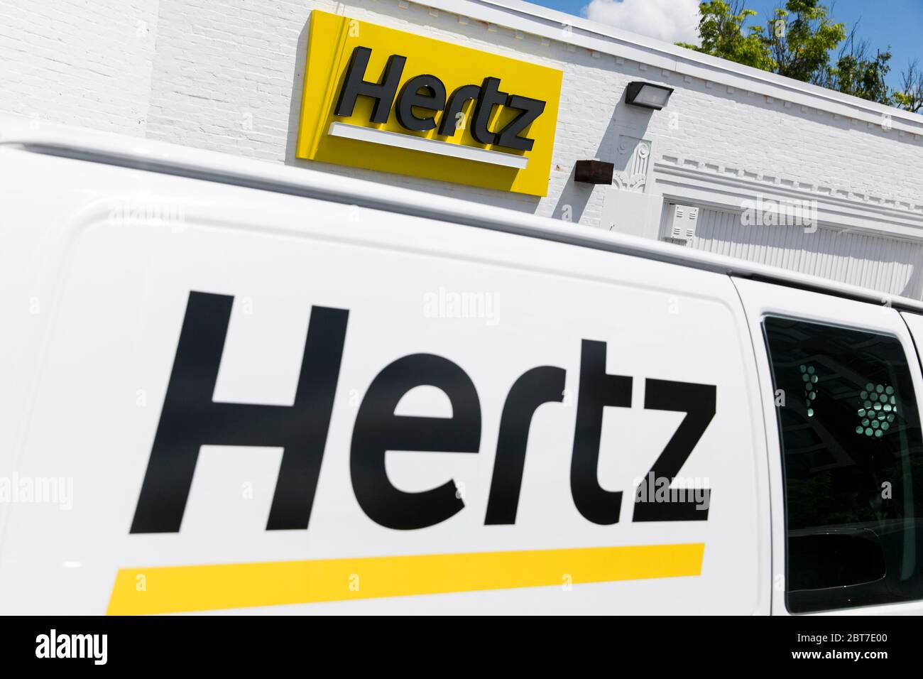 Un cartello con il logo all'esterno di una sede di noleggio auto Hertz a Silver Spring, Maryland, il 23 maggio 2020. Foto Stock