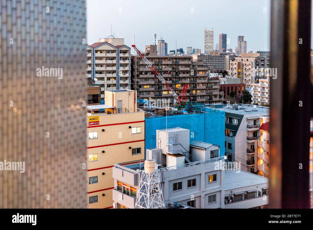 Shinjuku, Giappone - 1 aprile 2019: Inquadratura del paesaggio urbano tra gli edifici di appartamenti ad alto angolo sopra la vista in zona residenziale in serata a Tokyo con c Foto Stock