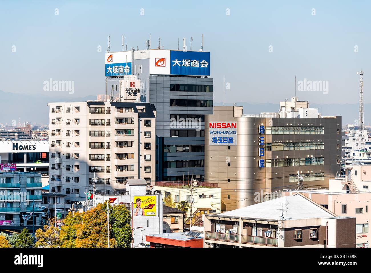 Tokyo, Giappone - 4 aprile 2019: Paesaggio urbano della città di Toshima durante il giorno con vista dal treno shinkansen della costruzione e segno della società di automobili Nissan Foto Stock