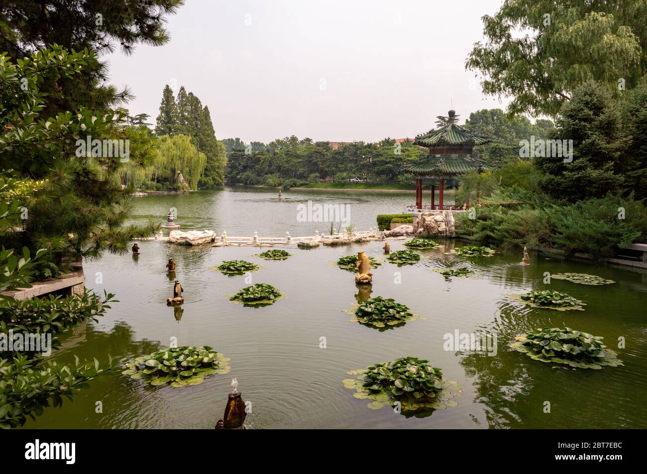 Pechino / Cina - 10 luglio 2015: Giardino della pensione di Stato Diaoyutai, complesso del governo cinese di edifici e giardini utilizzati per ospitare vis Foto Stock