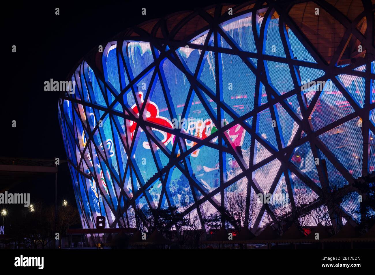 PECHINO / CINA - 7 febbraio 2015: Vista notturna dello Stadio Nazionale di Pechino (Nido degli Uccelli), sede delle Olimpiadi estive del 2008, situato presso l'Olympic Green i. Foto Stock