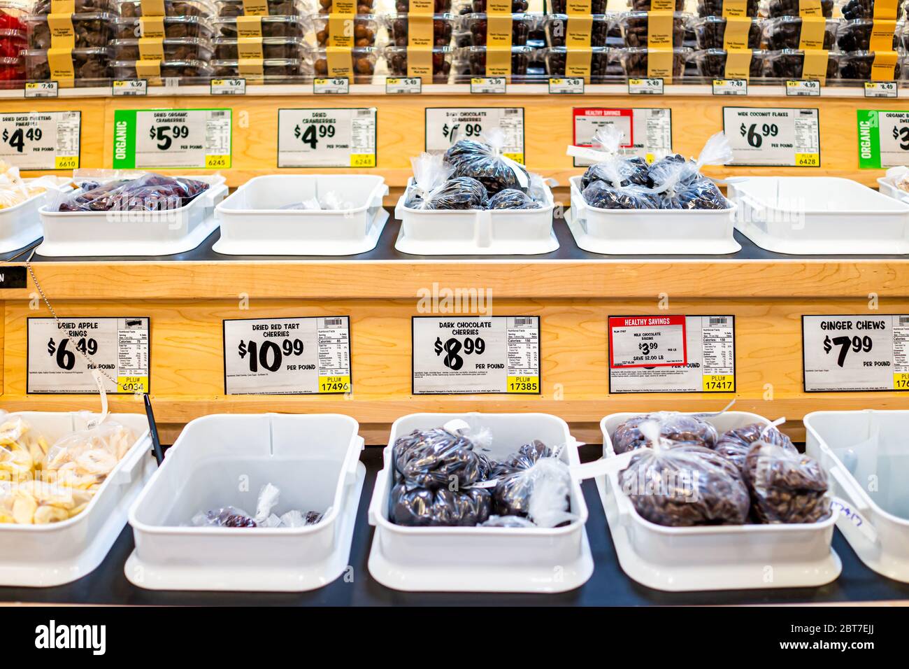Herndon, USA - 7 maggio 2020: Germogli Farmers mercato negozio di alimentari interno esposizione di massa salute cibo dessert frutta secca in confezioni a causa di co Foto Stock