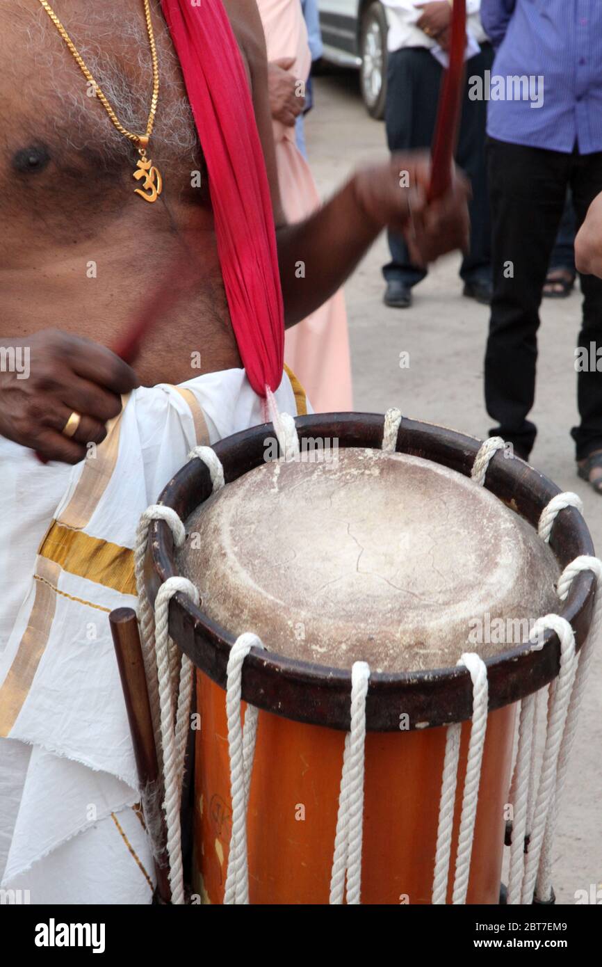 Chenda Melam - Kerala Musica tradizionale, batteristi del Kerala, (Musici del tempio suonando con i tamburi tradizionali), Artisti in Tempio (Foto © Saji Maramon) Foto Stock