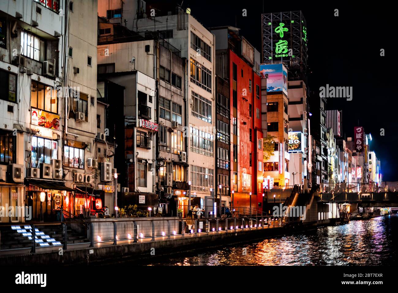 Osaka, Giappone - 13 aprile 2019: Minami Namba Street, quartiere del centro con persone in notte oscura e edifici illuminati dal fiume Dotombori e neon s. Foto Stock