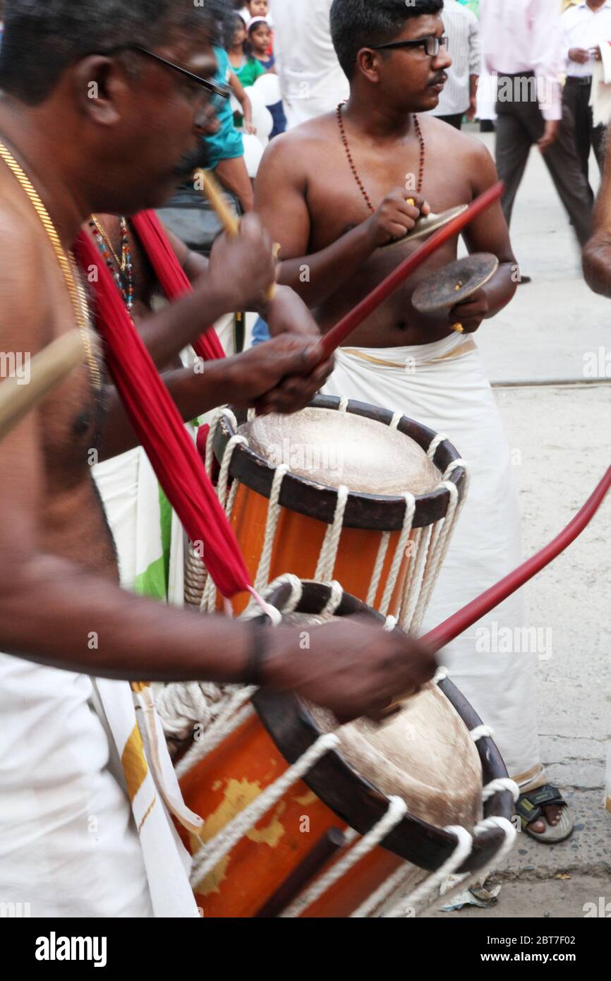 Chenda Melam - Kerala Musica tradizionale, batteristi del Kerala, (Musici del tempio suonando con i tamburi tradizionali), Artisti in Tempio (Foto © Saji Maramon) Foto Stock