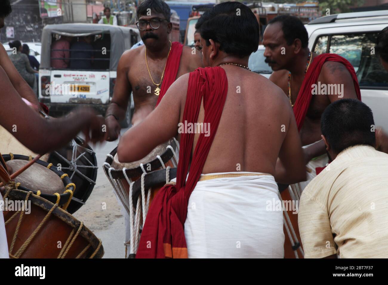 Chenda Melam - Kerala Musica tradizionale, batteristi del Kerala, (Musici del tempio suonando con i tamburi tradizionali), Artisti in Tempio (Foto © Saji Maramon) Foto Stock