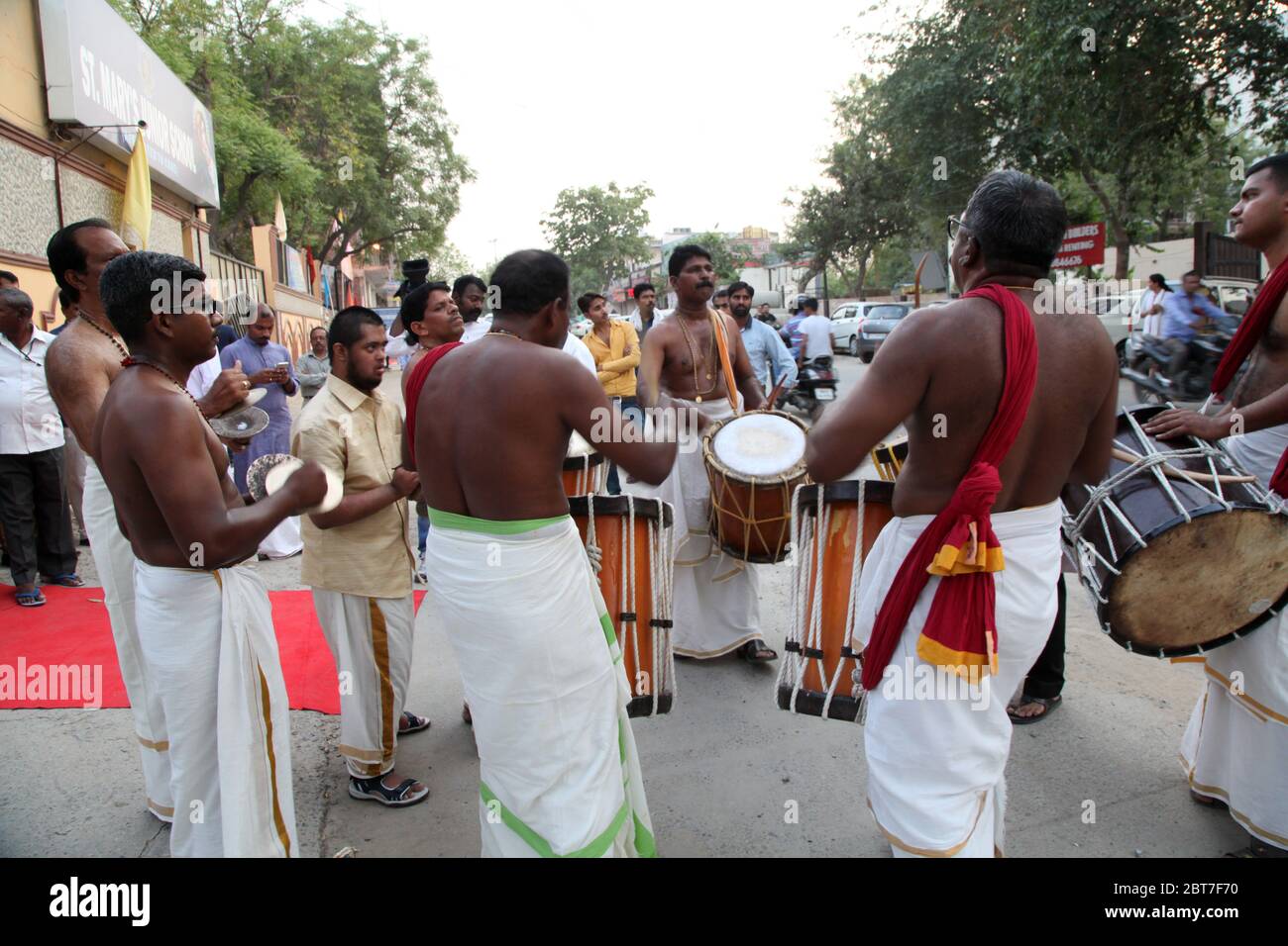 Chenda Melam - Kerala Musica tradizionale, batteristi del Kerala, (Musici del tempio suonando con i tamburi tradizionali), Artisti in Tempio (Foto © Saji Maramon) Foto Stock