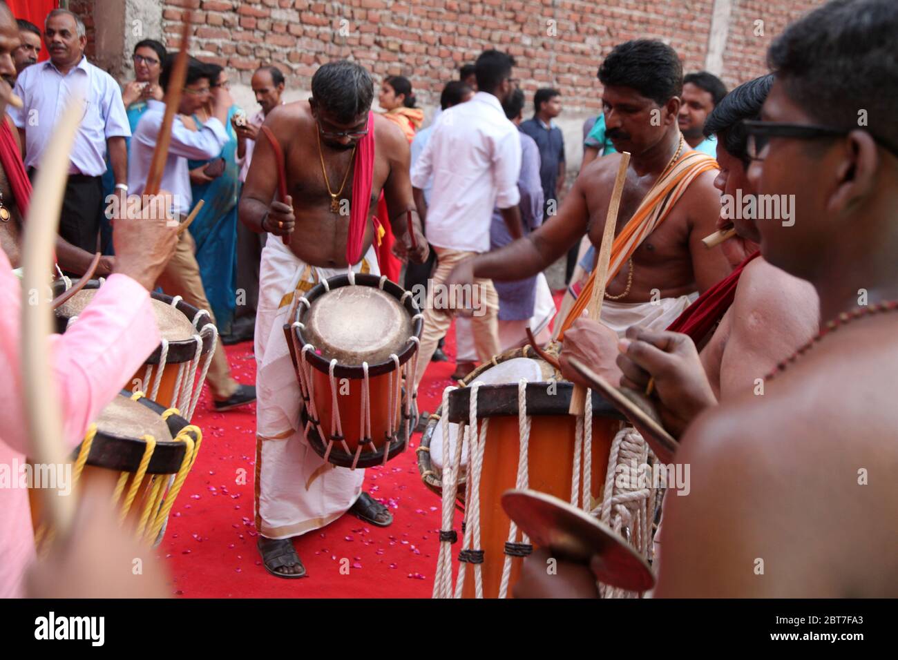 Chenda Melam - Kerala Musica tradizionale, batteristi del Kerala, (Musici del tempio suonando con i tamburi tradizionali), Artisti in Tempio (Foto © Saji Maramon) Foto Stock