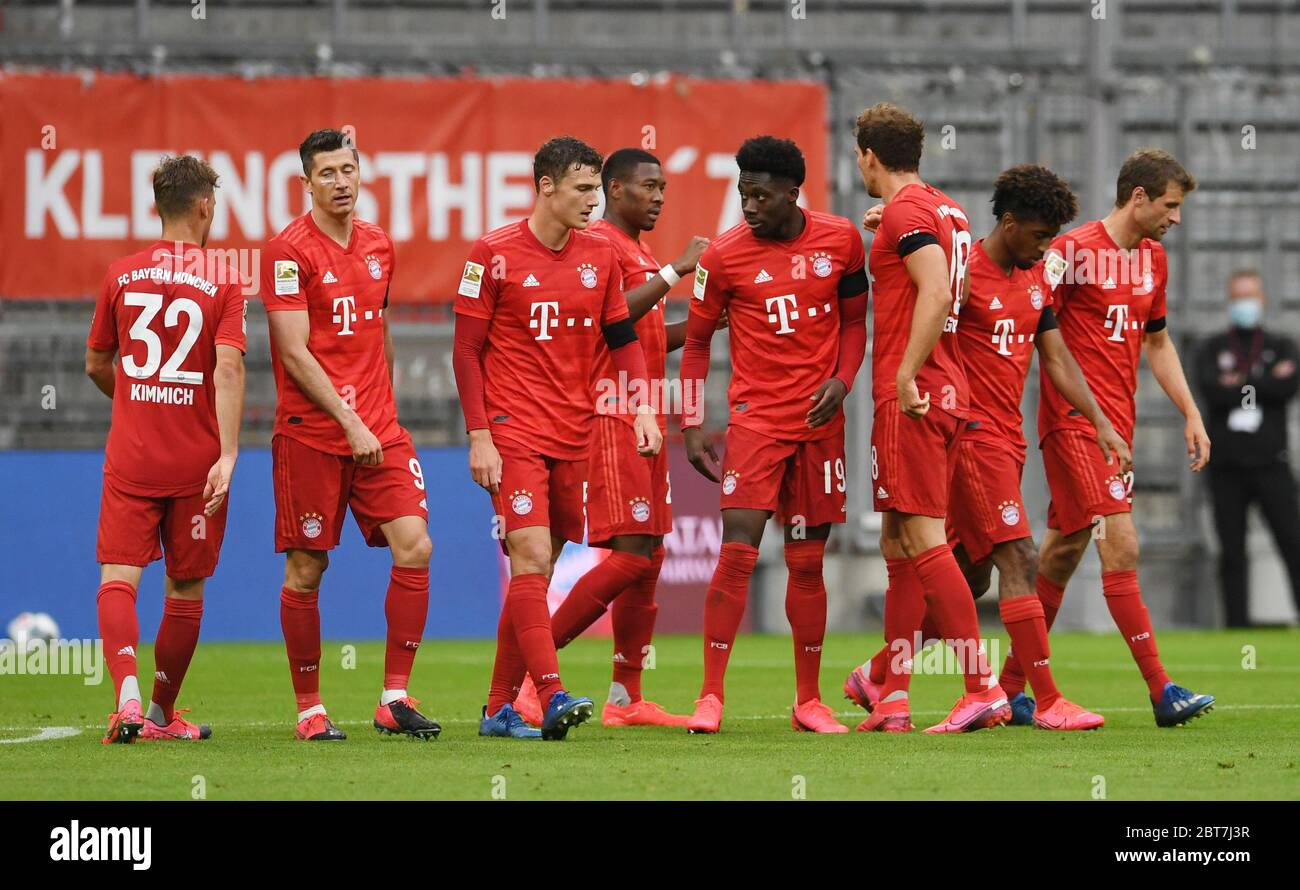 Monaco, Germania. 23 maggio 2020. Calcio: Bundesliga, 27° incontro, FC Bayern Monaco - Eintracht Francoforte, nell'Allianz Arena. Alphonso Davies (4° da destra) di Bayern si acclama per il suo obiettivo di renderlo 4:2 con i suoi compagni di gioco. Credit: Andreas Gebert/Reuters-Pool/dpa - NOTA IMPORTANTE: In conformità con le norme del DFL Deutsche Fußball Liga e del DFB Deutscher Fußball-Bund, è vietato sfruttare o sfruttare nello stadio e/o nel gioco le fotografie scattate sotto forma di sequenze di immagini e/o serie di foto di tipo video./dpa/Alamy Live News Foto Stock