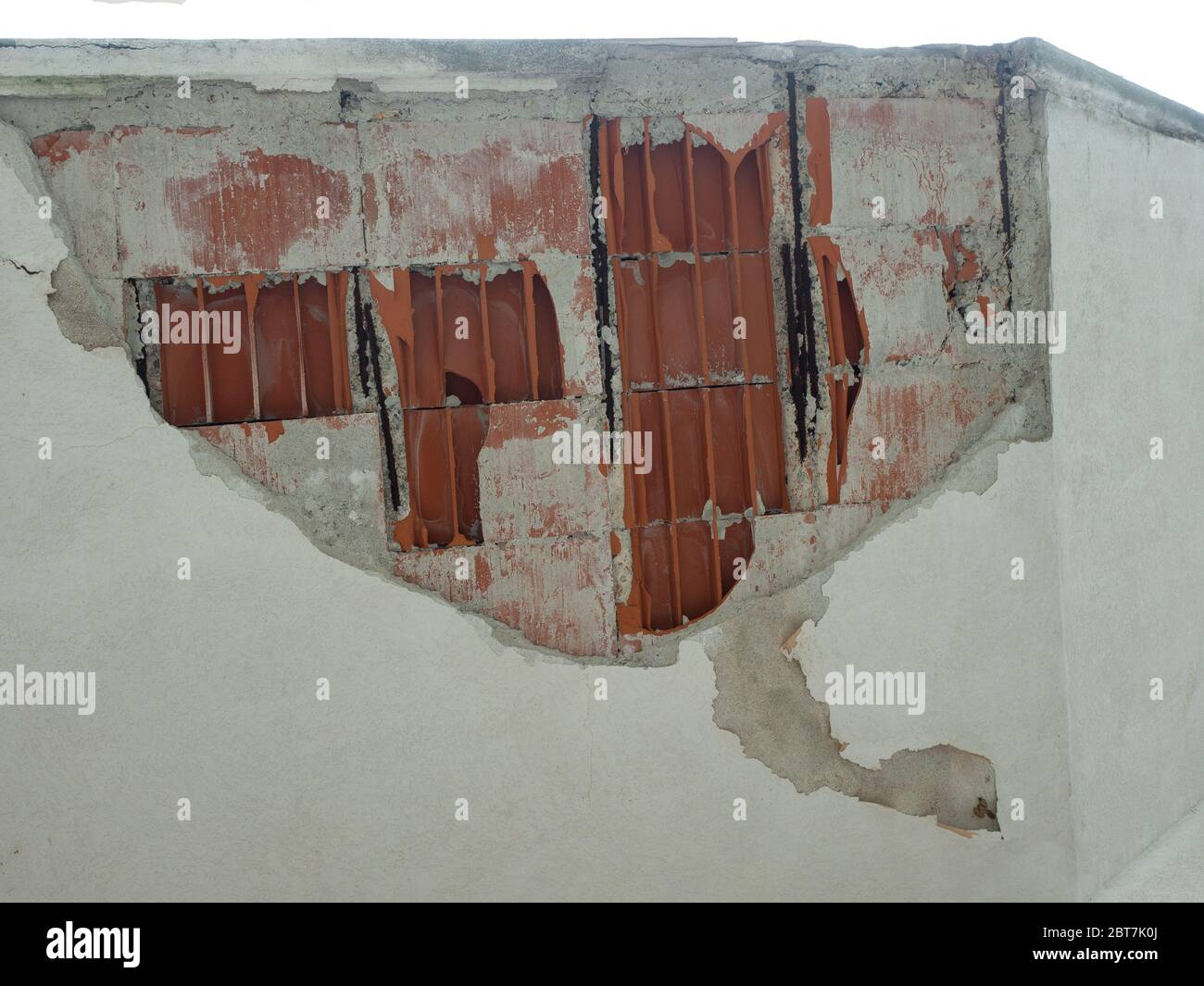 Soffitto danneggiato dopo un terremoto debole, gesso di cemento e mattoni sono caduti Foto Stock