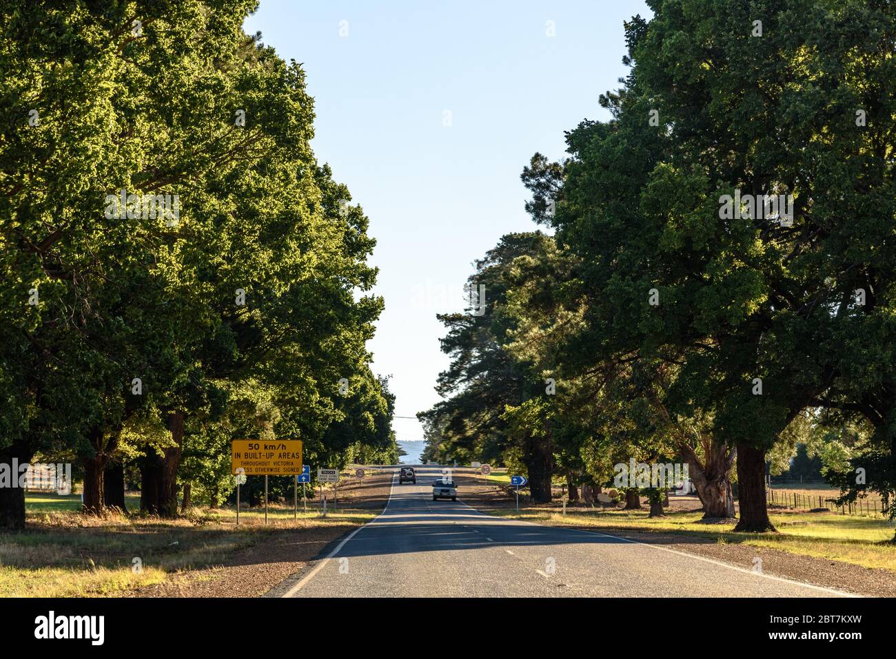 La Murray Valley Highway, entrando a Corryong, Australia Foto Stock