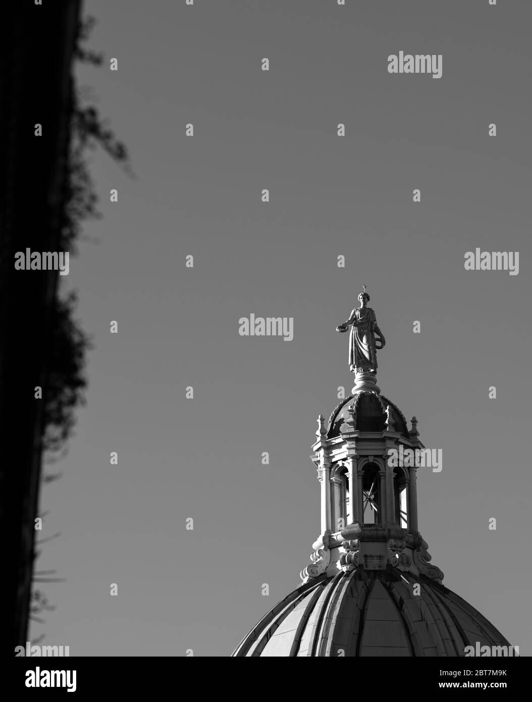 Statua della dea sul tetto della cupola del Lloyds Banking Group con lavori di costruzione di impalcature a Edimburgo. Scatti in bianco e nero di grande effetto. Foto Stock
