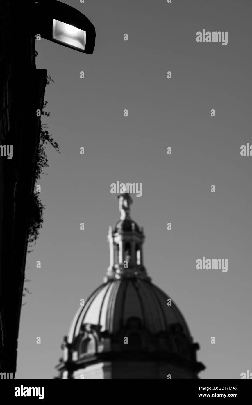 Statua della dea sul tetto della cupola del Lloyds Banking Group con lavori di costruzione di impalcature a Edimburgo. Scatti in bianco e nero di grande effetto. Foto Stock