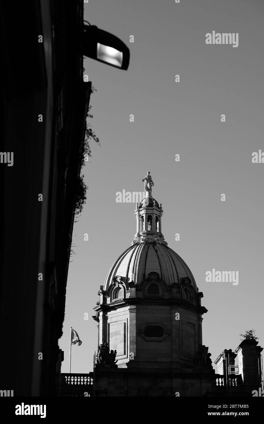 Statua della dea sul tetto della cupola del Lloyds Banking Group con lavori di costruzione di impalcature a Edimburgo. Scatti in bianco e nero di grande effetto. Foto Stock
