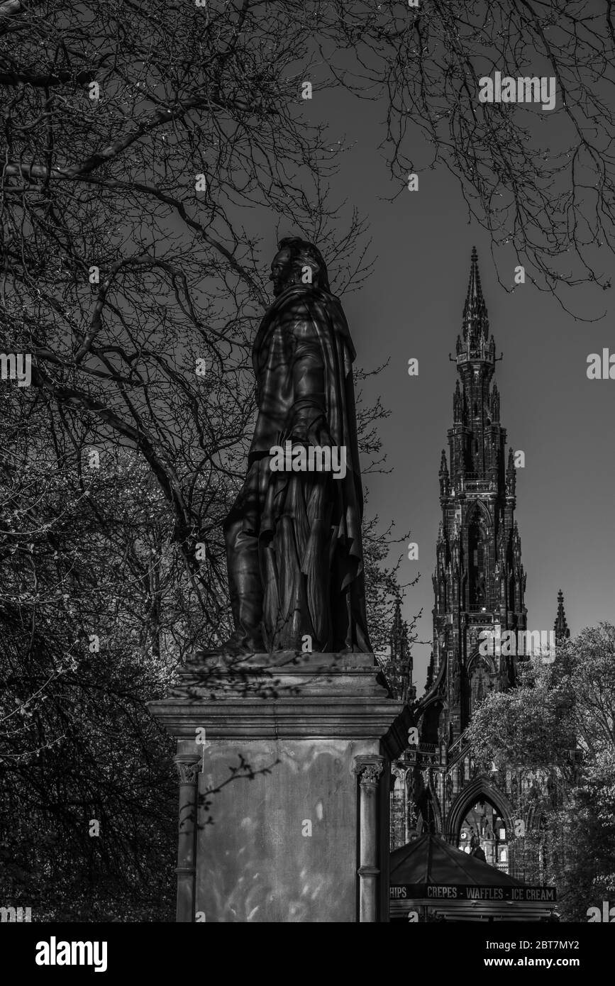 John Wilson statua di Sir John Steell in Princes Street Gardens con Scott Monument Edinburgh. Scatti in bianco e nero di grande effetto. Foto Stock