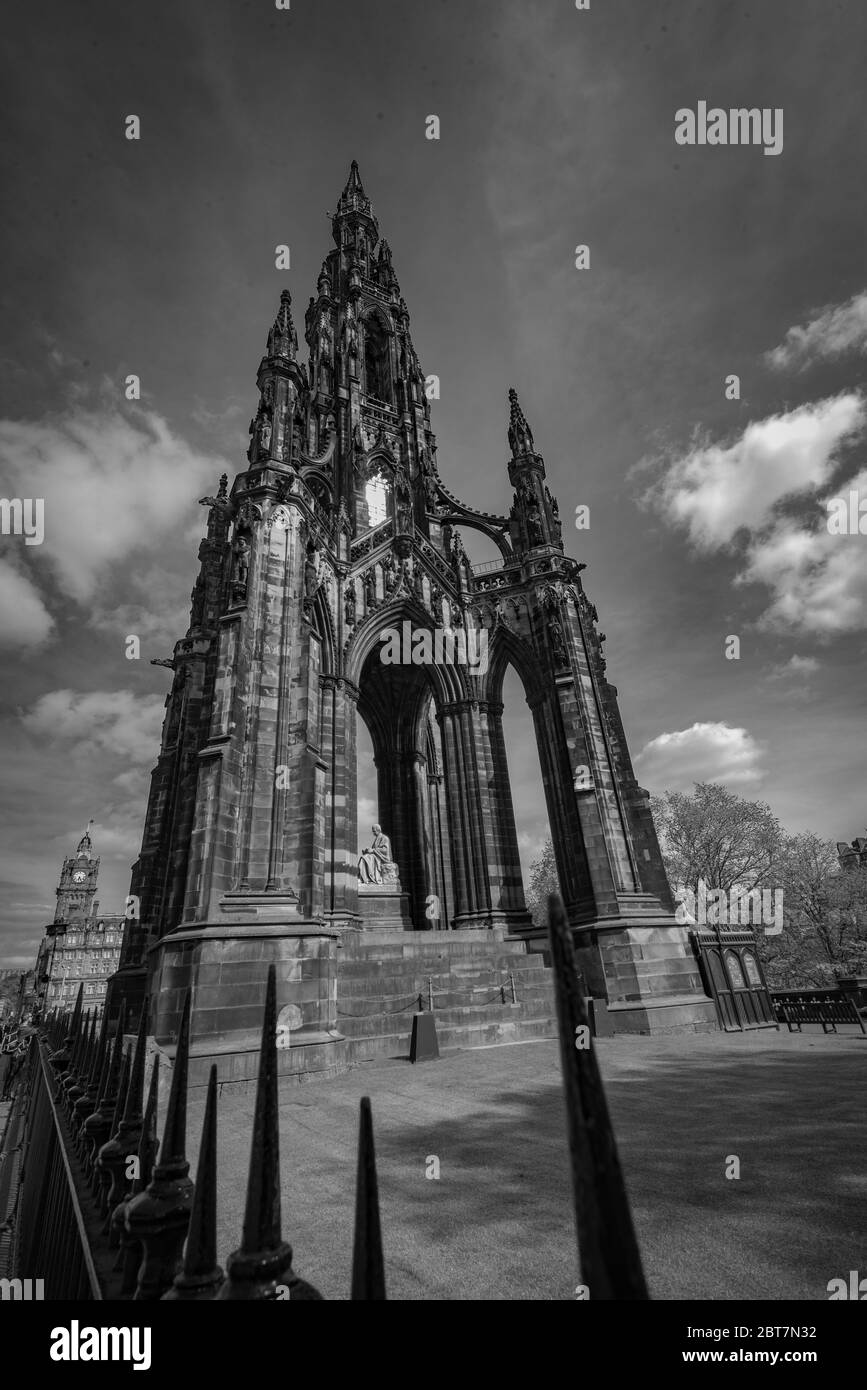 Spettacolare foto grandangolare in bianco e nero da Scott Monument Princes Street Edimburgo Foto Stock