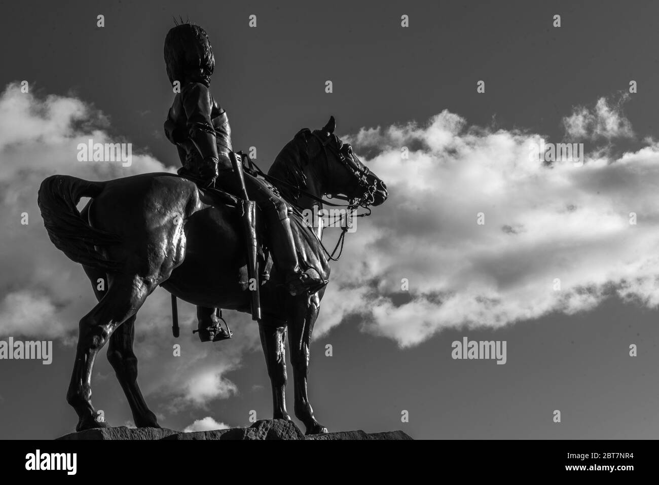 Royal Scots Grays monumento statua con cavallo contro il cielo drammatico in bianco e nero, Princes Street Edimburgo Foto Stock