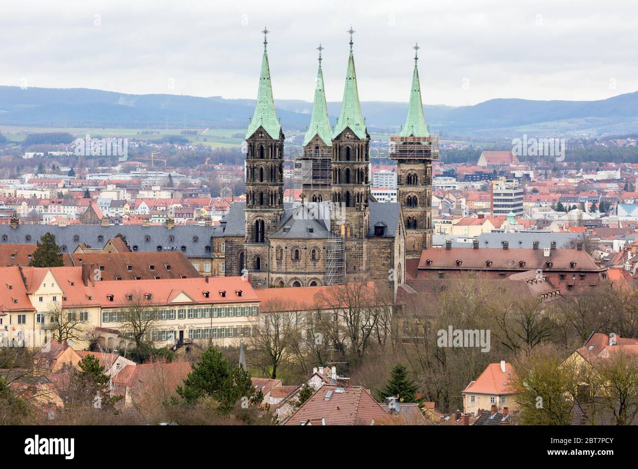 Vista sulle quattro torri della Cattedrale di Bamberga (Bamberger Dom). Visto dalla distanza. Edificio medievale che combina elementi gotici e romanici. Foto Stock