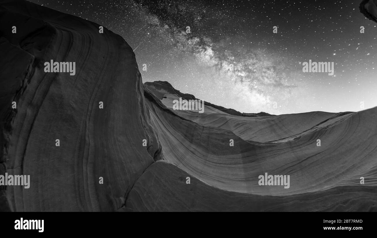 Foto in bianco e nero con il cielo stellato della Via Lattea sopra Owl Canyon, uno dei famosi slot Canyons nelle terre Navajo vicino a Page Arizona, USA Foto Stock