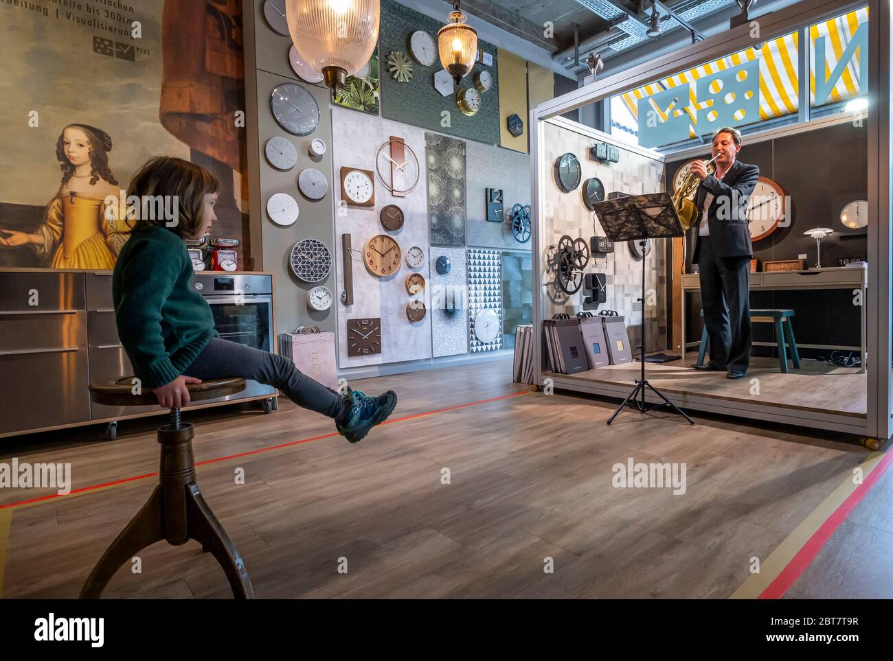 Dresda, Germania. 23 maggio 2020. Il suonatore di corno Julius Rönnebeck e il 5 anni Erna si incontrano ai cosiddetti CONCERTI "1:1 - Staatskapelle direkt". I musicisti della Staatskapelle Dresden suonano un brano musicale di circa 10 minuti per 1 ascoltatore ciascuno. Le parti interessate possono prenotare un incontro di questo tipo su Internet. Solo luogo e tempo è noto, l'ascoltatore non conosce né il musicista, né lo strumento e il pezzo di musica. I concerti si svolgono in circa 10 sedi in negozi, gallerie e chiese. Credit: Matthias Rietschel/dpa-Zentralbild/dpa/Alamy Live News Foto Stock