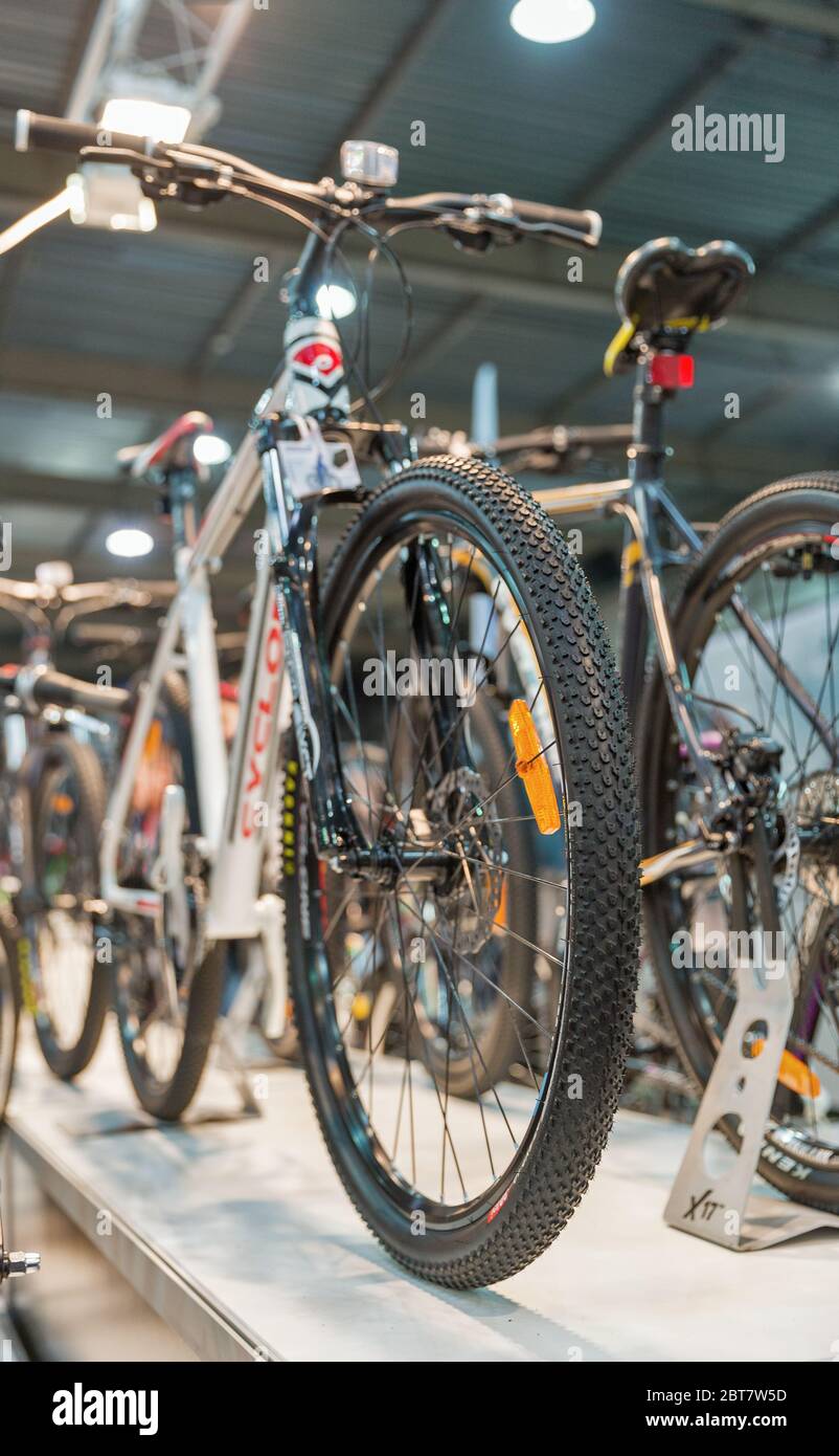 KIEV, UCRAINA - 26 FEBBRAIO 2016: Cyclone ProBicycleGroup Ucraina fiera produttore stand durante International Bicycle Exhibition VELOBIKE 2016 in Foto Stock