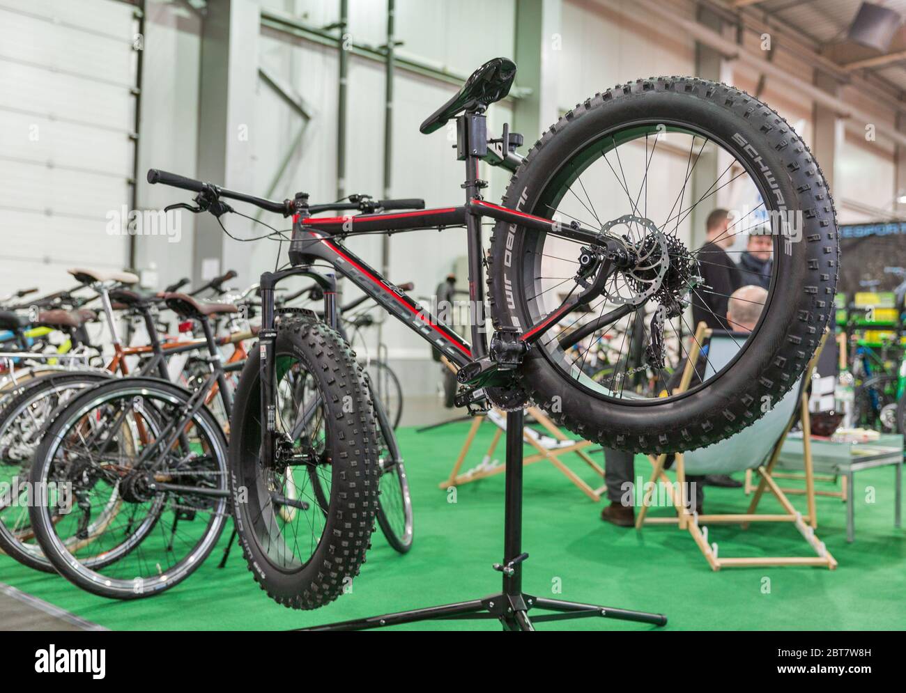 KIEV, UCRAINA - 26 FEBBRAIO 2016: Stand del produttore di Fatbike durante la fiera internazionale della bicicletta VELOBIKE 2016 a Kiev ExpoPlaza Exhibition Foto Stock