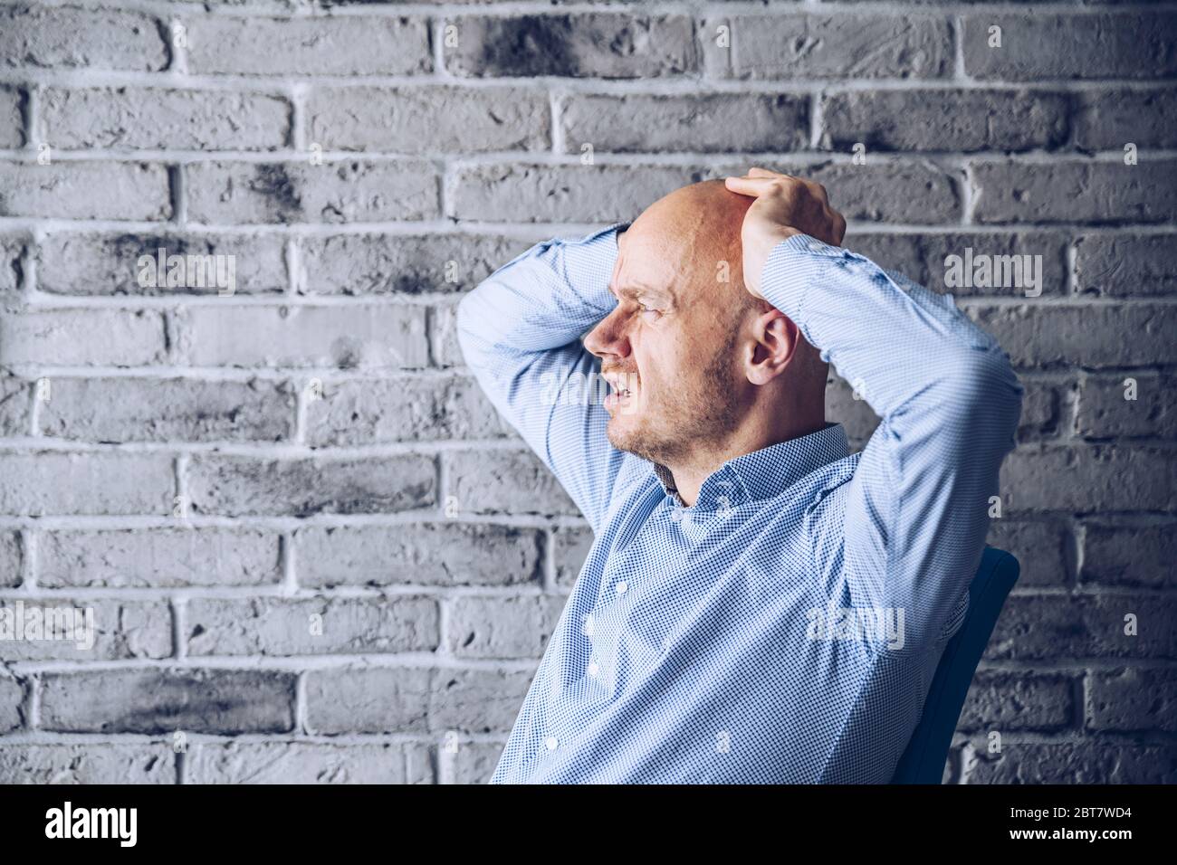 Preoccupato uomo confuso in camicia che lavora in ufficio Foto Stock