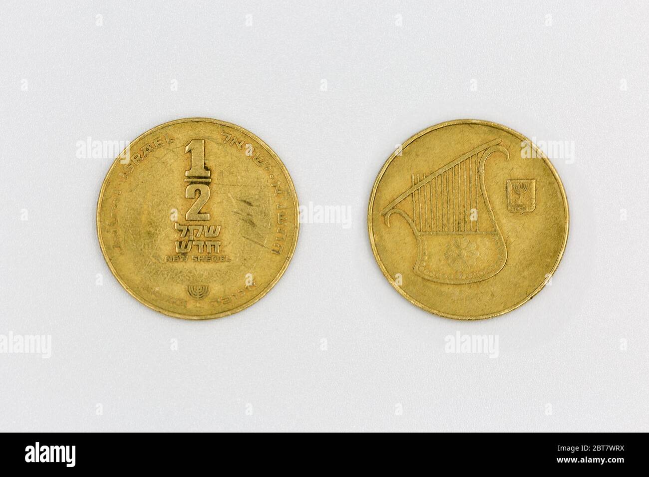 Il mezzo foglio di moneta israeliana moderno ha usato il closeup sullo sfondo bianco (1/2 sheqel) Foto Stock