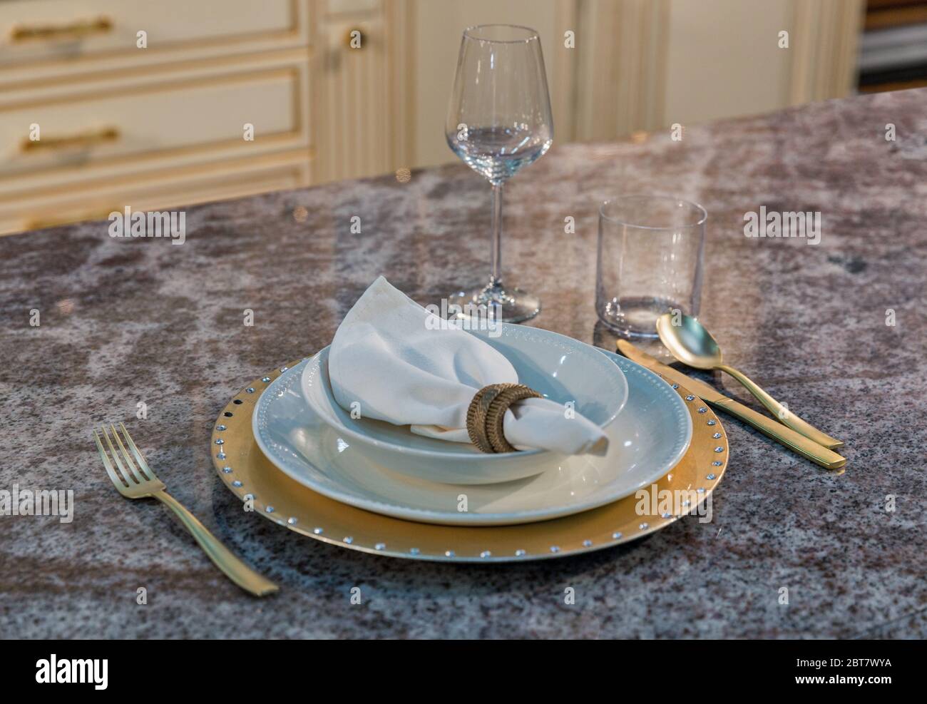 Interno casa con pranzo servito tavolo. Stoviglie Set closeup. Foto Stock
