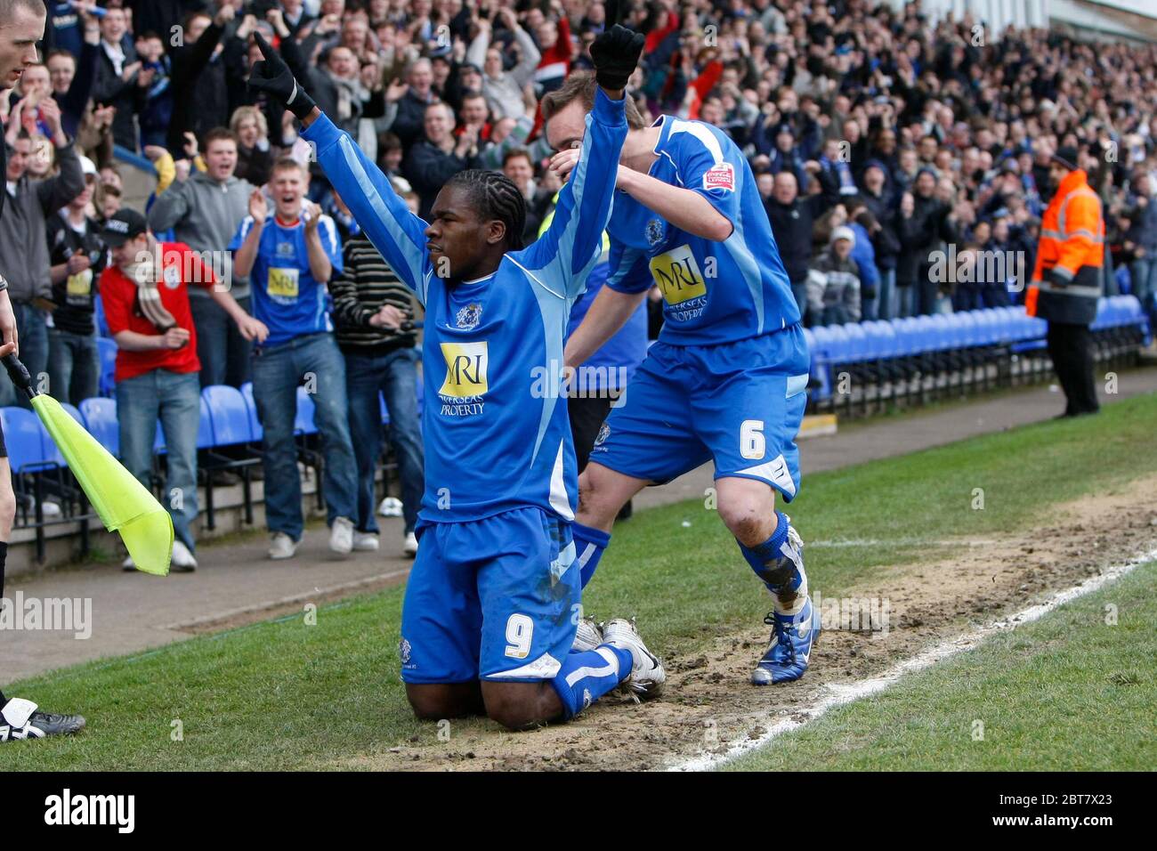 LONDRA, UK MARZO 29: Aaron Mclean di Peterborough segna e celebra l'obiettivo di apertura durante la Coca Cola League Two tra Peterborough United v Foto Stock