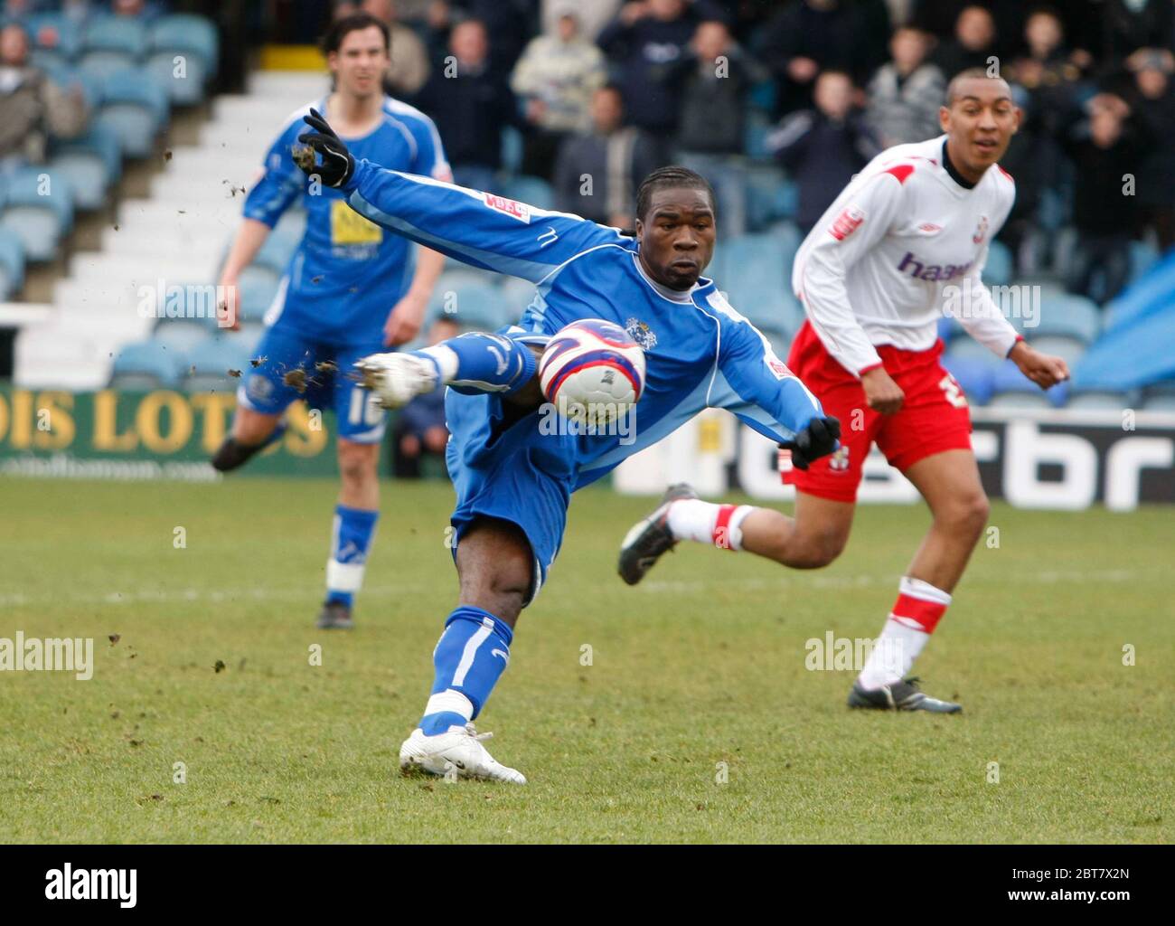LONDRA, UK MARZO 29: Aaron Mclean di Peterborough segna e celebra l'obiettivo di apertura per Peterborough durante la Coca Cola League Two tra Peter Foto Stock