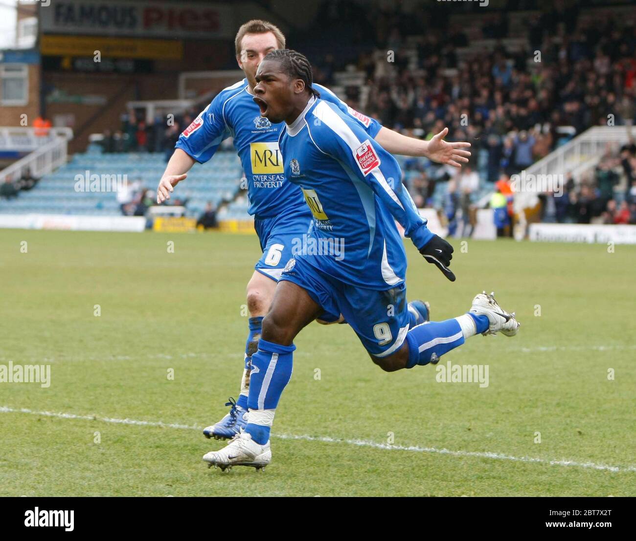 LONDRA, UK MARZO 29: Aaron Mclean di Peterborough segna e celebra l'obiettivo di apertura durante la Coca Cola League Two tra Peterborough United v Foto Stock