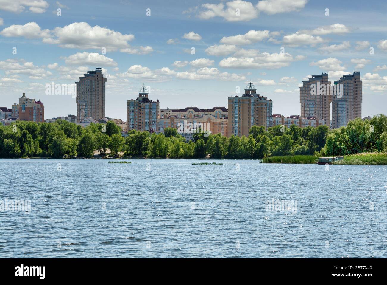 Paesaggio urbano con Obolon quartiere residenziale abd Dnieper fiume a Kiev, Ucraina. Foto Stock