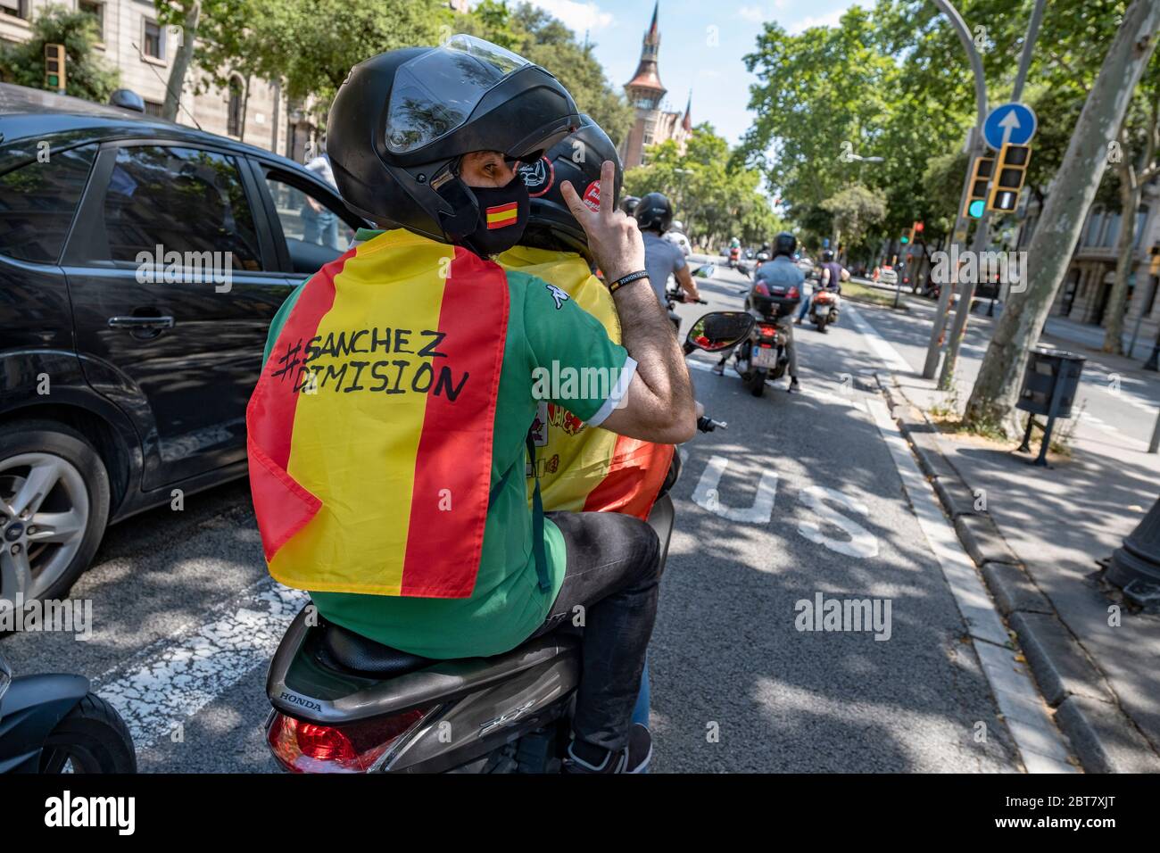 Un motociclista che gestiva con una bandiera spagnola sulle sue spalle durante il demonstration.Organized dal partito politico ultrastreo con la rappresentanza parlamentare Vox, circa 500 automobili hanno circolato in una carovana lungo la Diagonal a Barcellona, Capitalizzare la crisi sanitaria ed economica generata da Covid-19 contro il governo socialista di Pedro Sánchez e Pablo Iglesias. Foto Stock