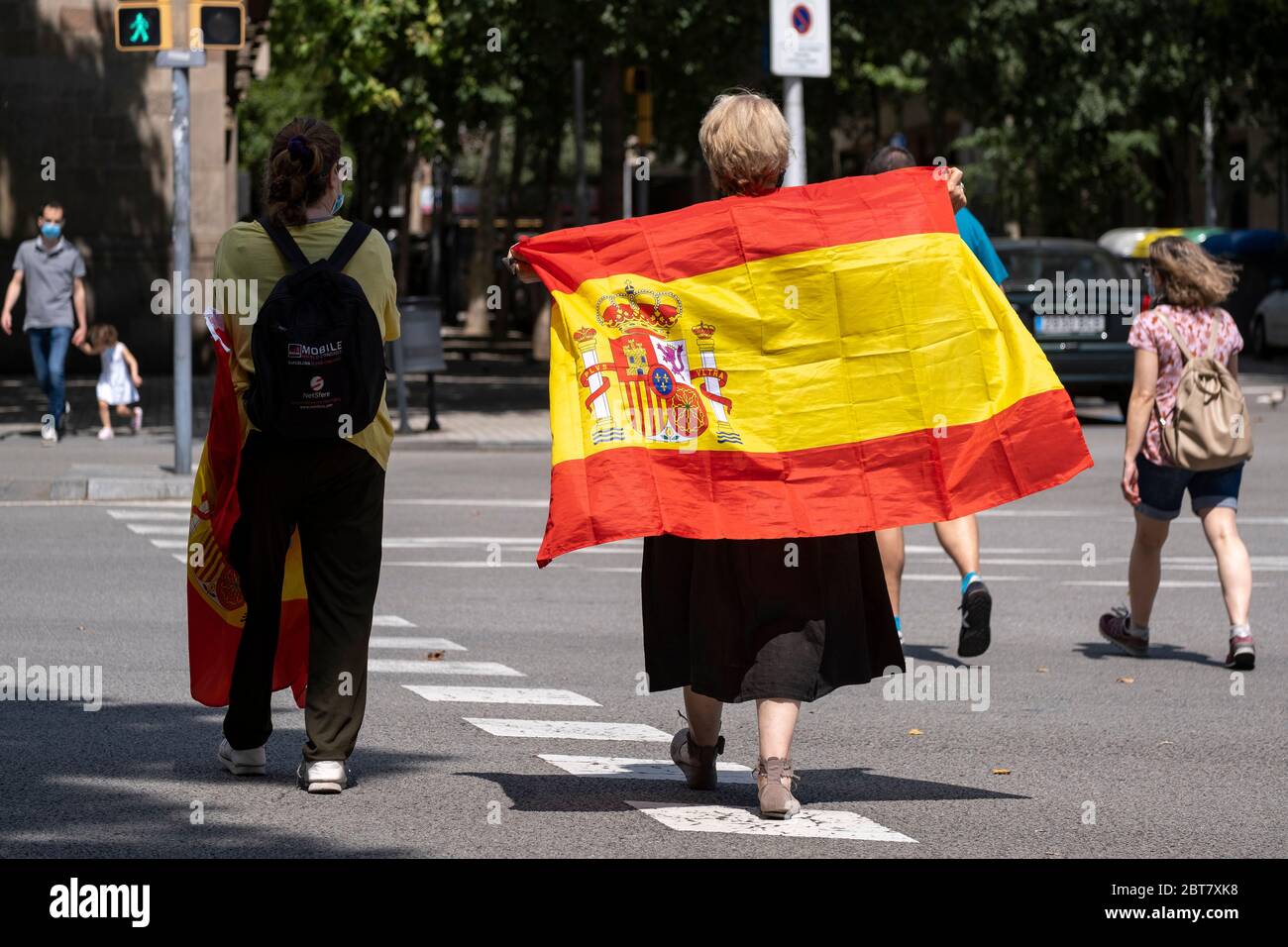 Un protesore che ha tenuto la bandiera spagnola dalle spalle durante il demonstration.Organized dal partito politico ultrastrex con la rappresentanza parlamentare Vox, circa 500 automobili hanno circolato in una roulotte lungo la Diagonal a Barcellona, Capitalizzare la crisi sanitaria ed economica generata da Covid-19 contro il governo socialista di Pedro Sánchez e Pablo Iglesias. Foto Stock