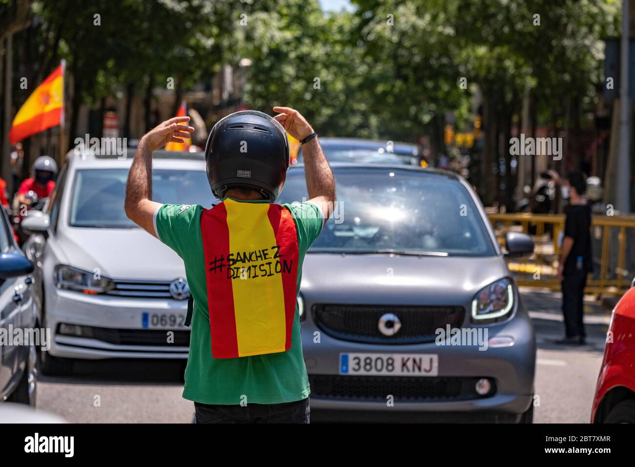 Un protettrice che dirige veicoli di flotta durante il demonstration.Organized dal partito politico ultrastero con la rappresentanza parlamentare Vox, circa 500 automobili hanno circolato in una carovana lungo la Diagonal a Barcellona, capitalizzando sulla crisi sanitaria ed economica generata da Covid-19 contro il governo socialista di Pedro Sánchez e Pablo Iglesias. Foto Stock