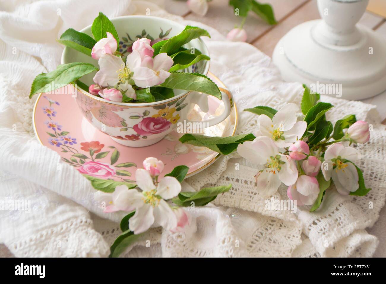 pizzo artigianale su shabby chic e rosa retro tazza con fiori bianchi.  Closeup macrame. Matrimonio o sfondo di festa Foto stock - Alamy