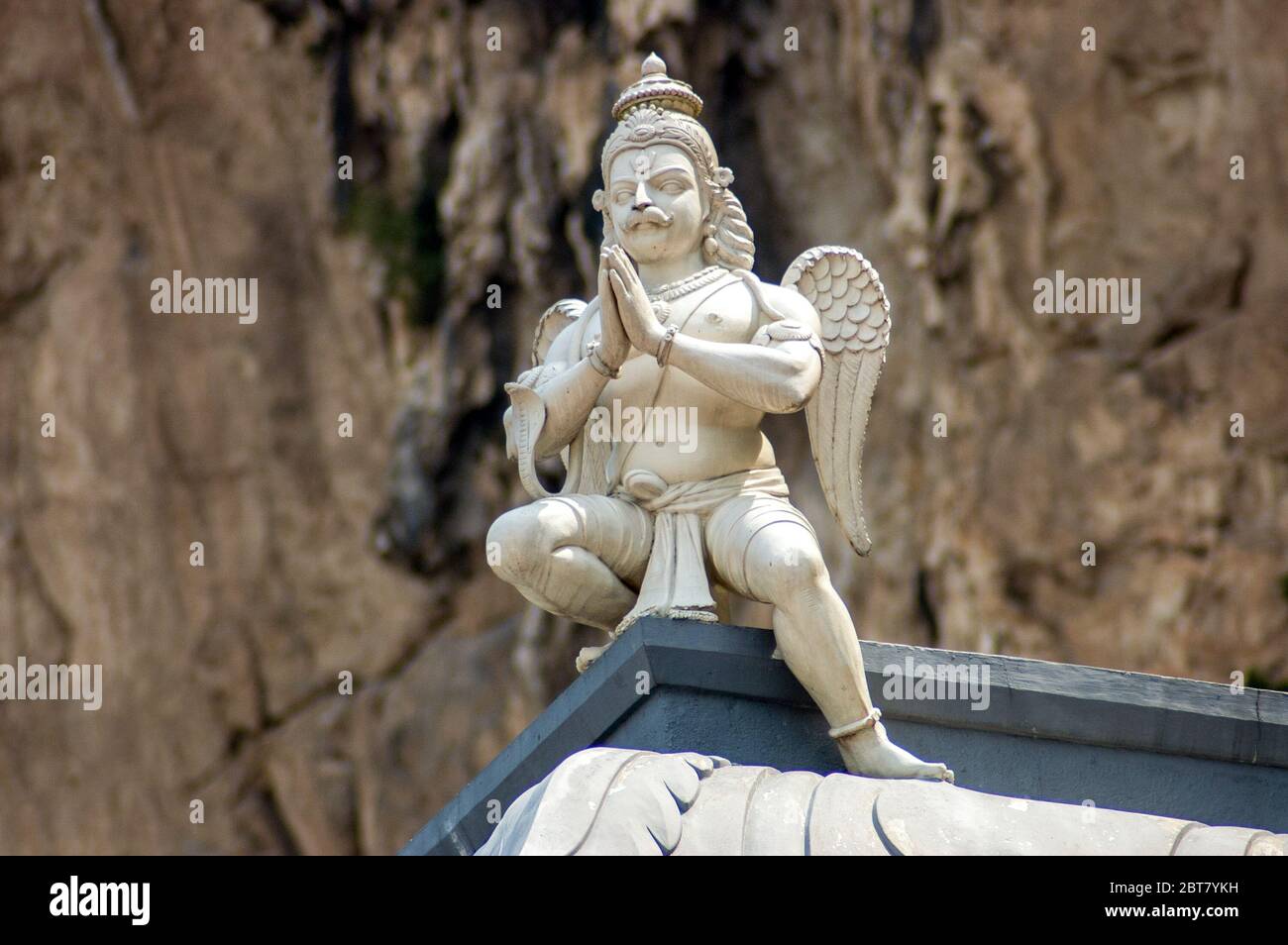 Statua del Signore Hanuman nella grotta di Batu Foto Stock