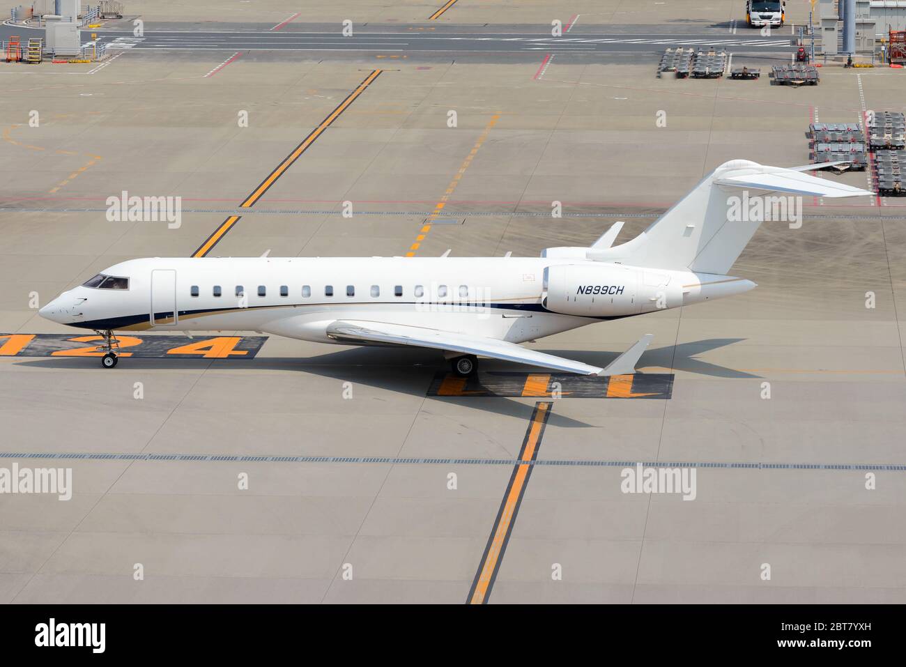 Bombardier BD-700-1A10 Global 6000 tassare all'aeroporto Haneda di Tokyo. Getto d'affari utilizzato dai dirigenti e dai trasporti VIP. Aeromobile registrato come N899CH. Foto Stock