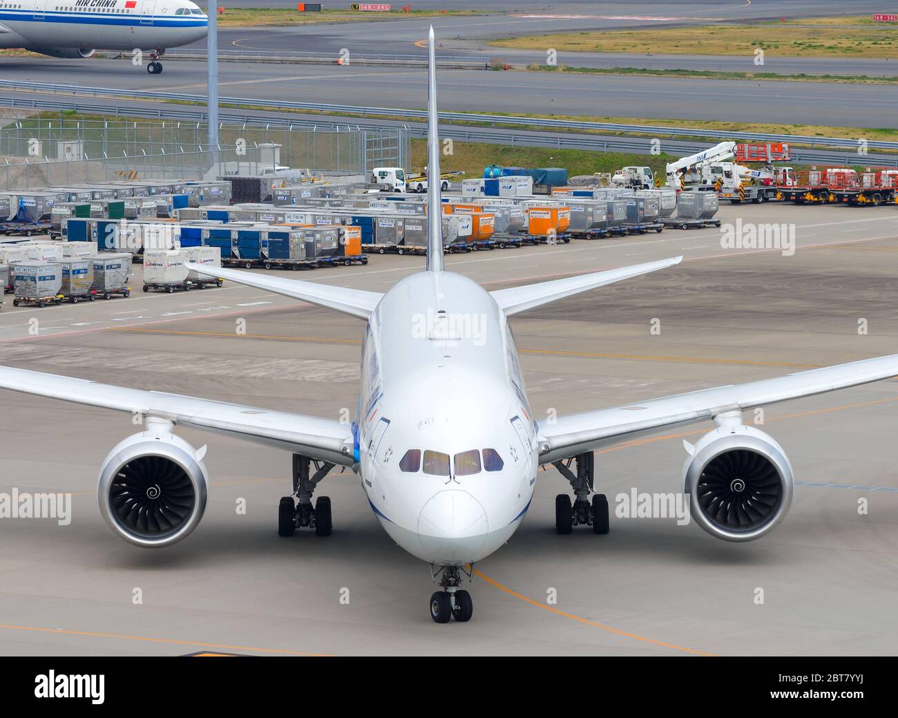 Vista frontale di tutte le Nippon Airways ANA Boeing 787 Dreamliner all'Aeroporto Internazionale Haneda di Tokyo (HND), Giappone. Aeromobile 787-8 come JA801A. Foto Stock